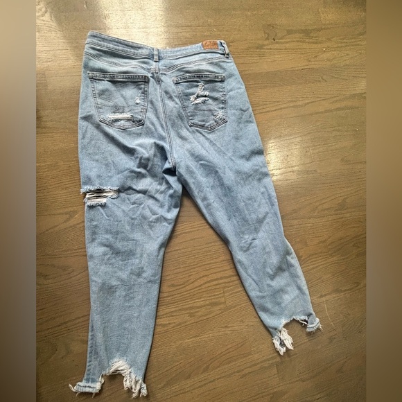 American Eagle Distressed Light Wash Mom Jean Size 16 - Picture 3 of 10